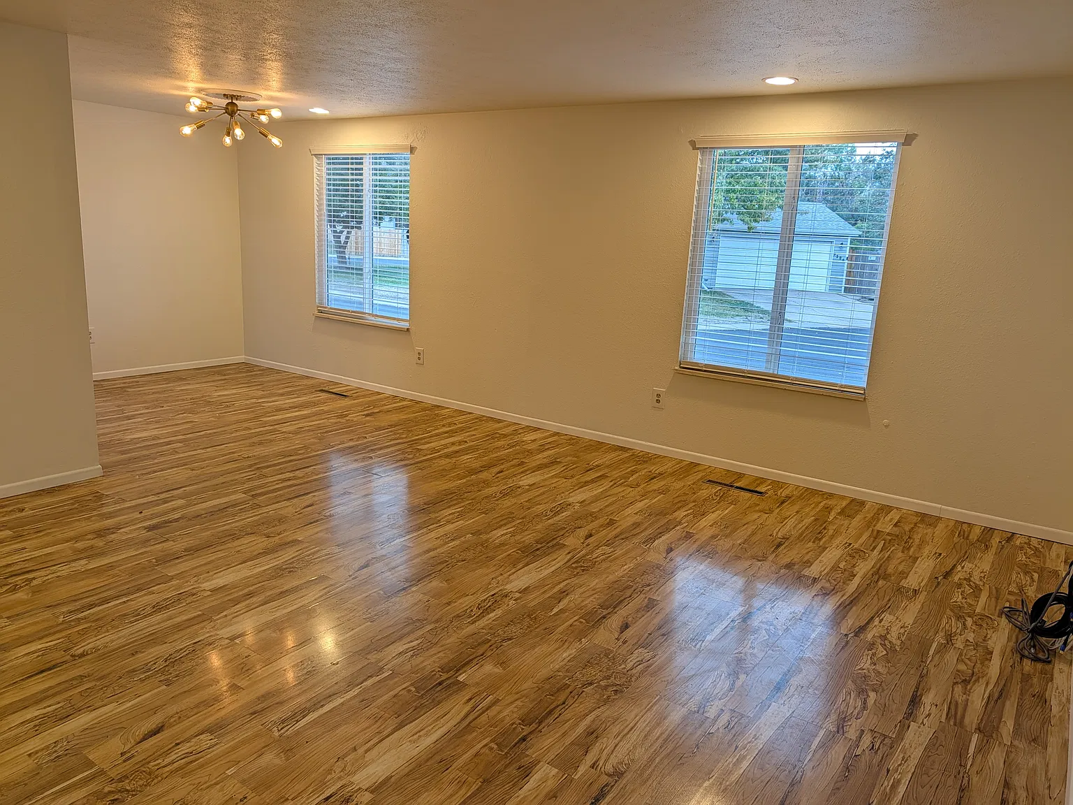 2 bed, 960 sqft, $2,400 — Photo 2