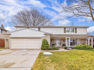 19806 Wedgewood Dr, Grosse Pointe Woods, MI 48236