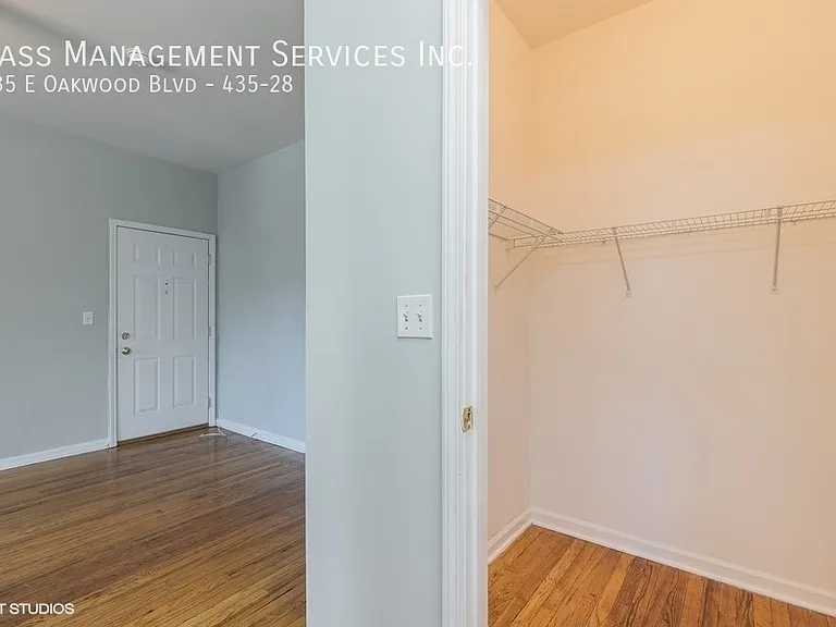 427-39 E Oakwood Blvd — Photo 13