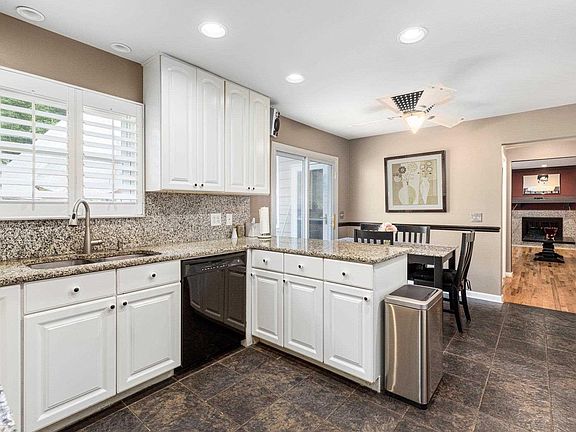 5th image of 2789 Chimney Springs Dr