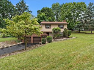 900 Tottenham Dr, Coraopolis, PA 15108