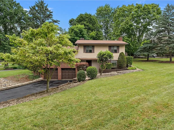 900 Tottenham Dr, Coraopolis, PA 15108