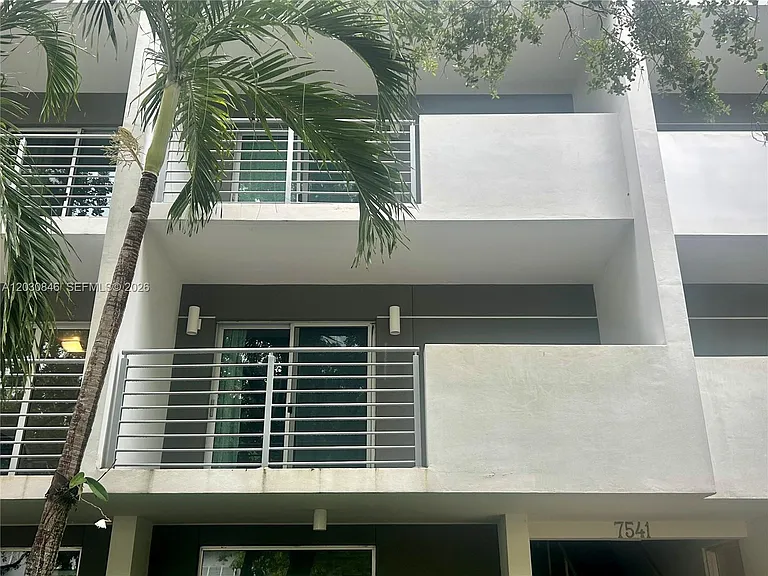 7541 SW 61st Ave #3 — Photo 33