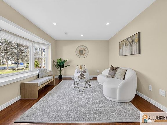 5th image of 107 Finnegans Ln