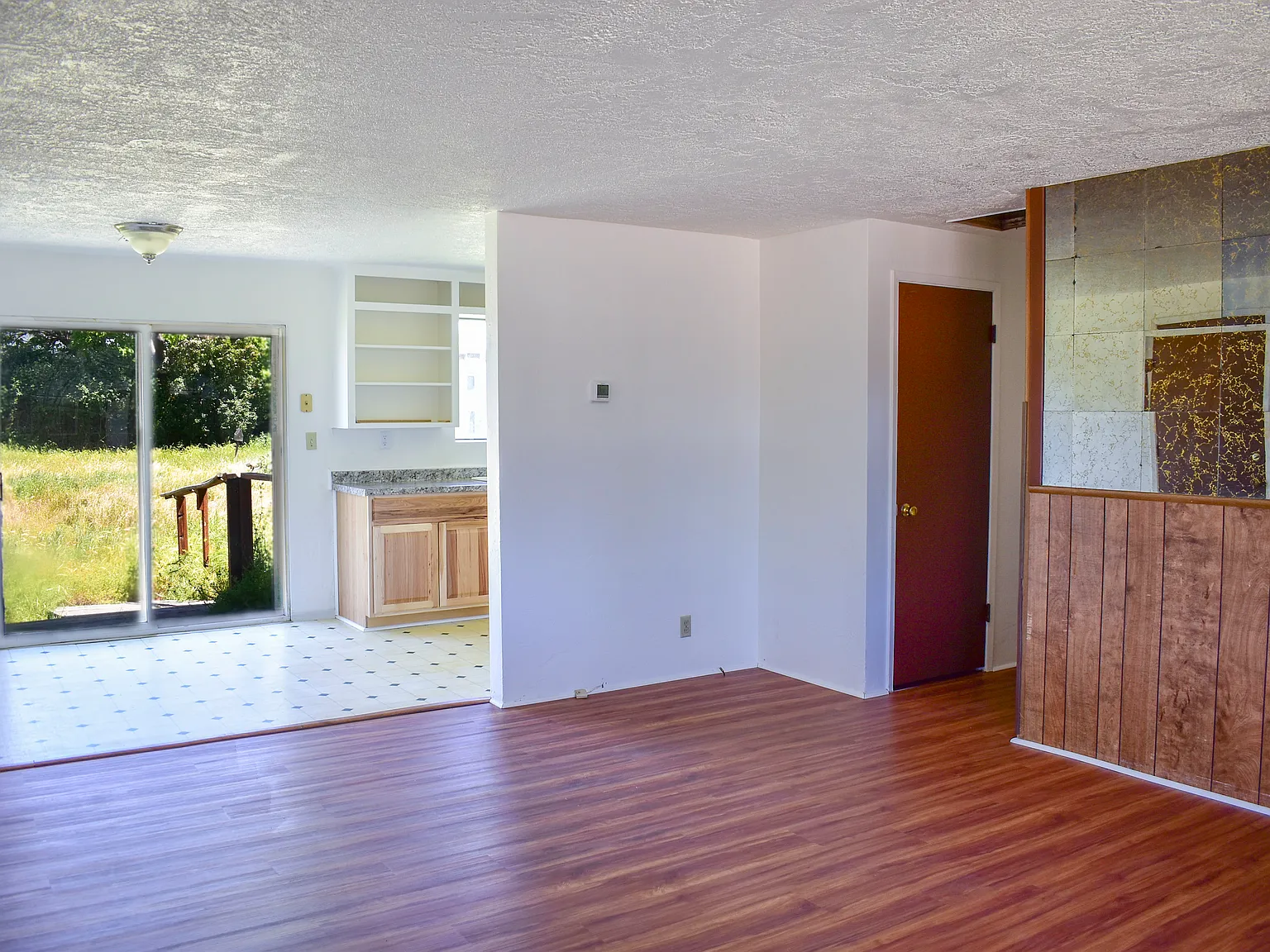 3 bed, 962 sqft, $1,900 — Photo 2