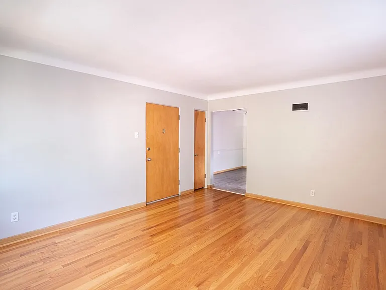 5205 Jamieson Ave — Photo 3