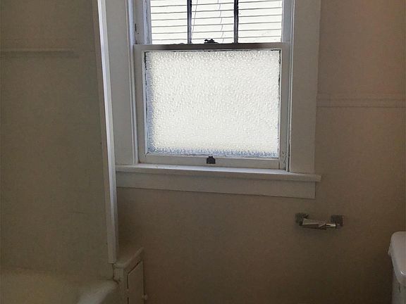 4th image of 823 E Ewing Ave