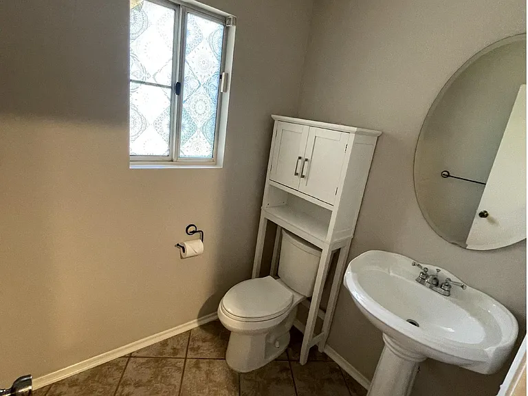 downstairs 1/2 bath