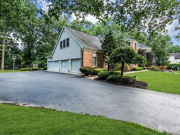 3rd image of 15 Harmony Ln