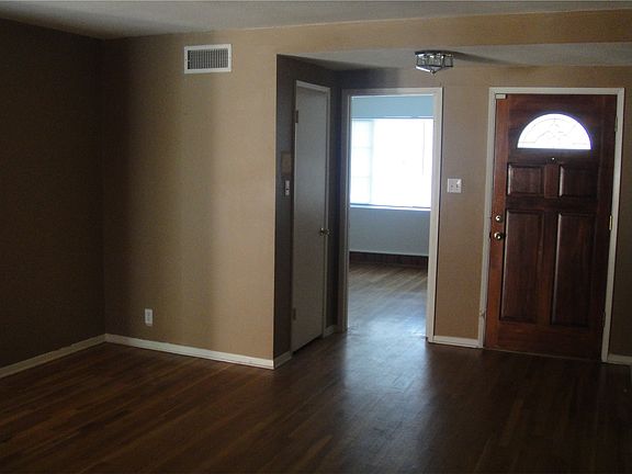 3rd image of 23028 Vanowen St