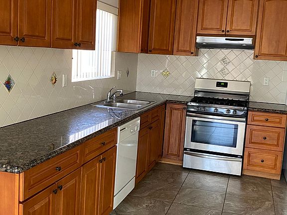 2nd image of 6710 Balboa Blvd APT 3