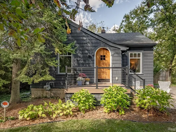 1335 Kensington Dr, Ann Arbor, MI 48104