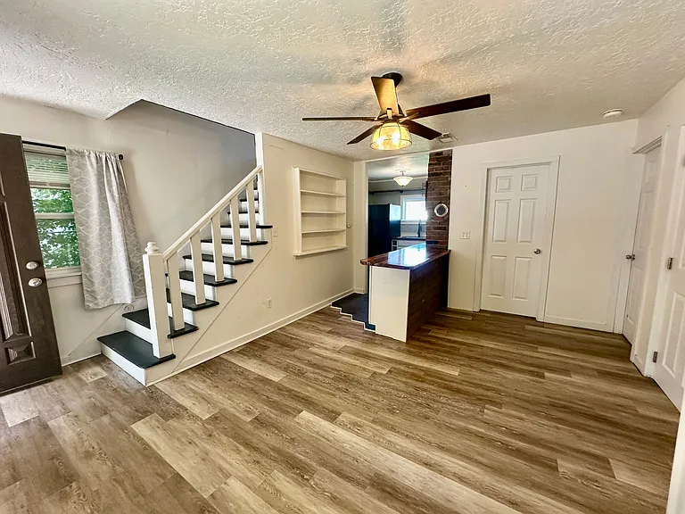 212 E Henley St — Photo 3