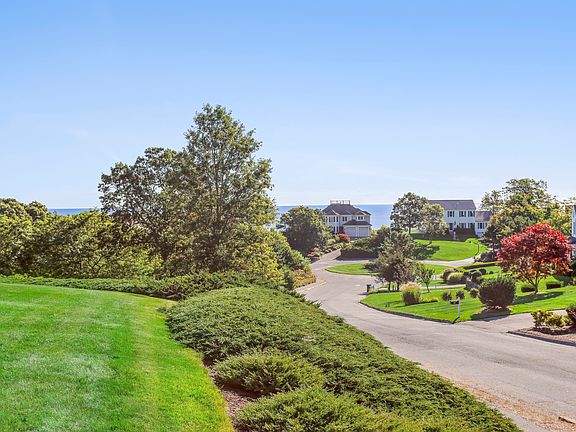 5th image of 16 Oak Bluff Cir