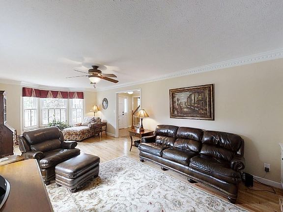 5th image of 8 Bernwood Dr