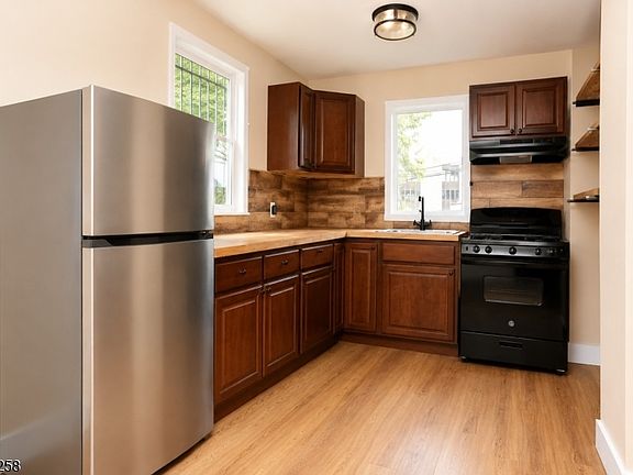 3rd image of 3 Laurel Ave