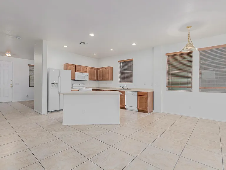 3209 W Saint Catherine Ave — Photo 29