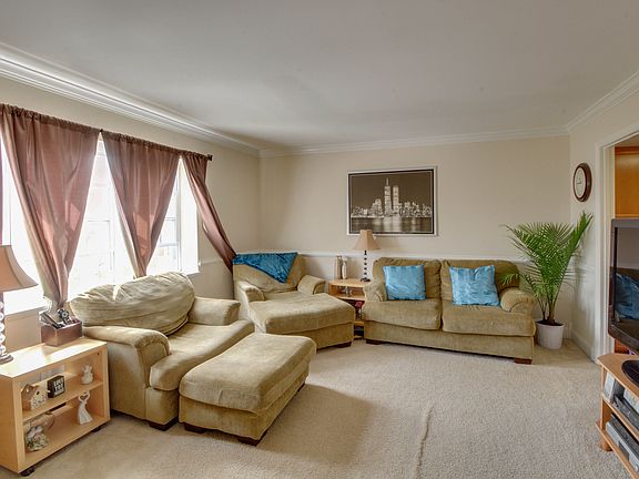 4th image of 3524 Castle Hill Dr