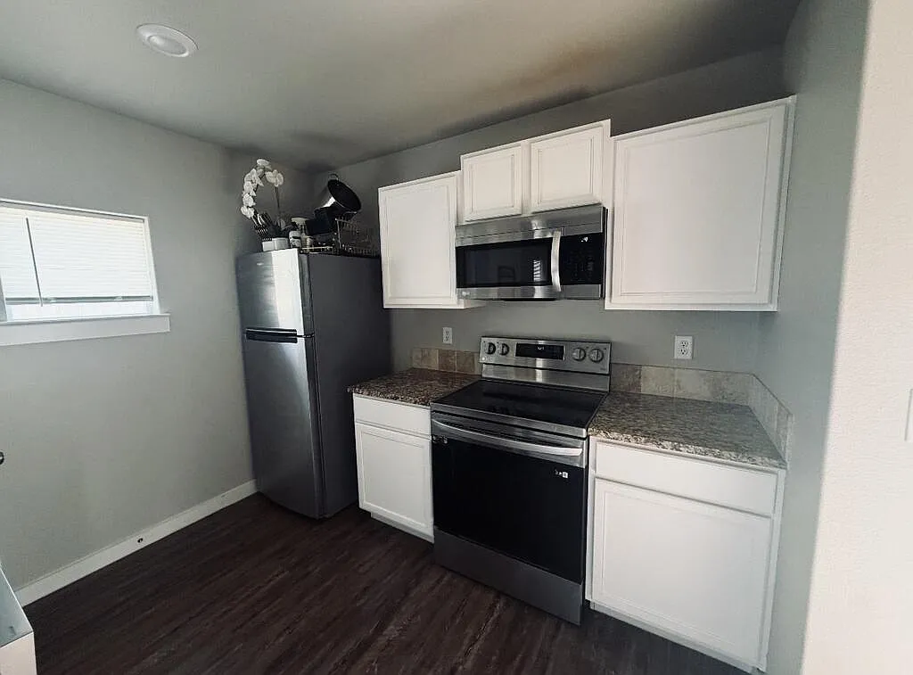 2 bed, 2.0 bath, 1035 sqft, $2,300 — Photo 2