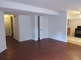 522 Crescent St APT 3, Wheaton, IL 60187