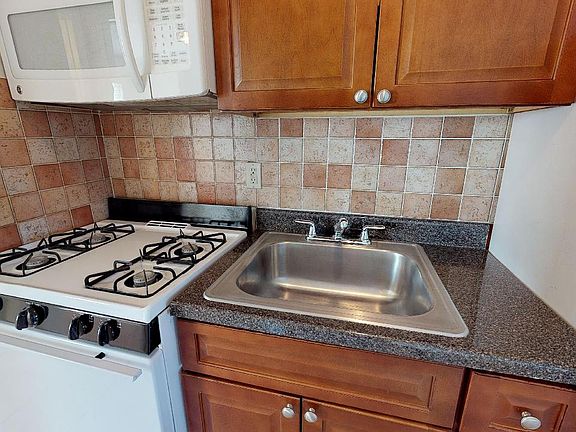2nd image of 114 Montgomery St APT A4