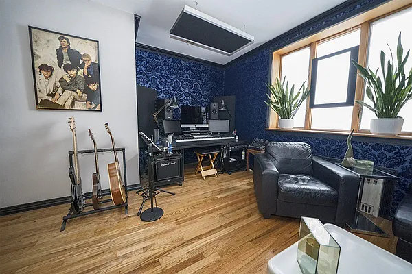 Rented by Level Group | media 15