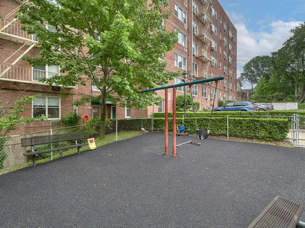 609 Kappock Street image 25 of 26