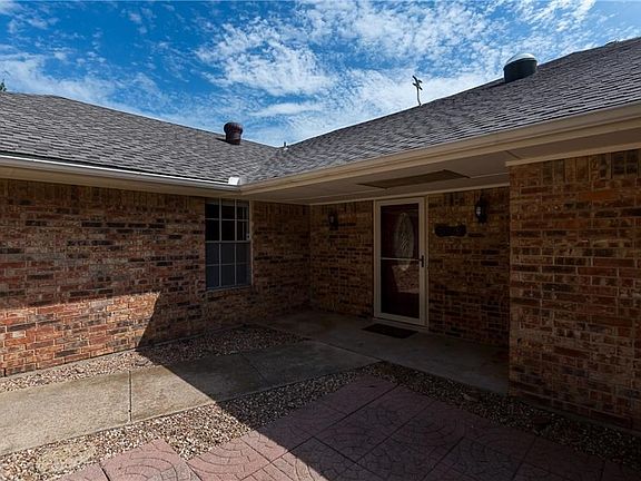 4th image of 1001 Almond Ct