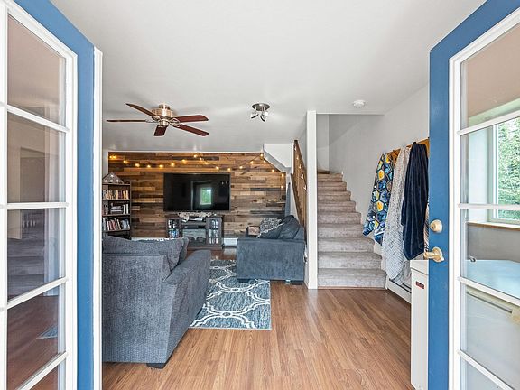 4th image of 883 Capricorn St