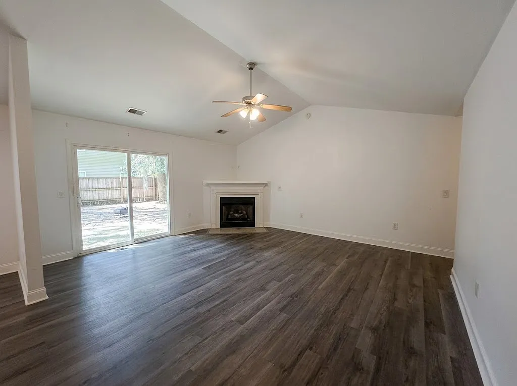 3 bed, 1220 sqft, $2,300 — Photo 3