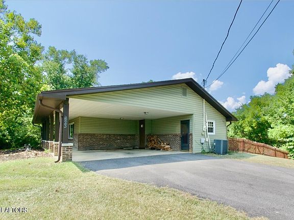 3rd image of 623 Hilltop Cir