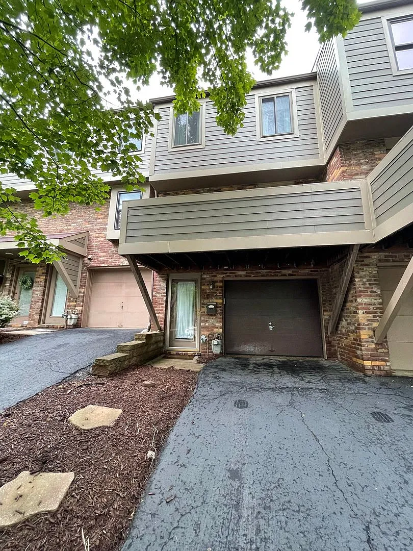 Charming 2 Bedroom 1.5 Bathroom - Bethel Park! — Photo 1
