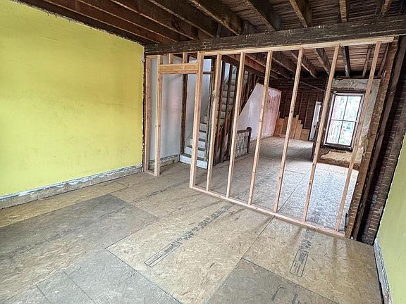 4th image of 826 Pear St