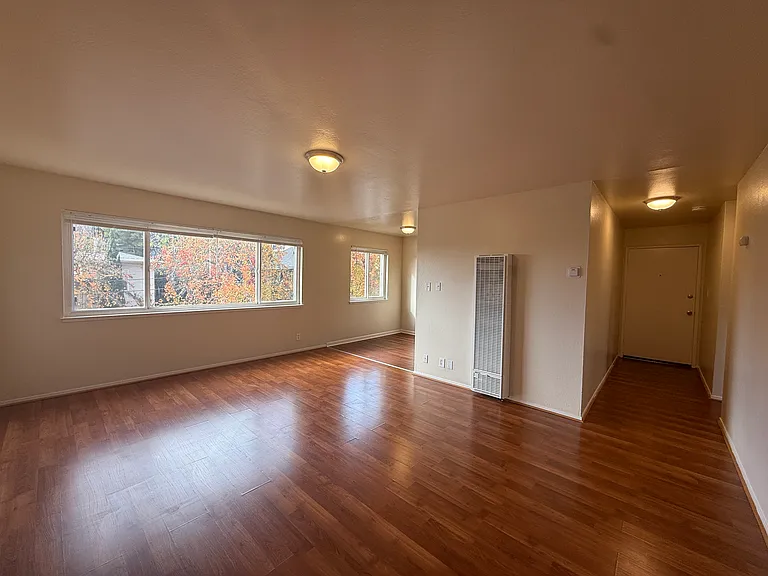 734 E 20th St #7 — Photo 1