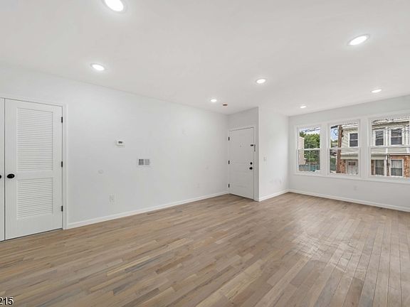 4th image of 303 Ellis Ave