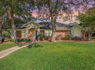 412 Heather Ln, Hurst, TX 76054