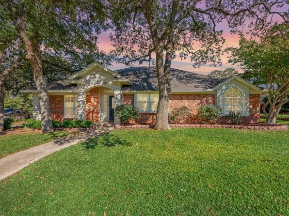 412 Heather Ln, Hurst, TX 76054