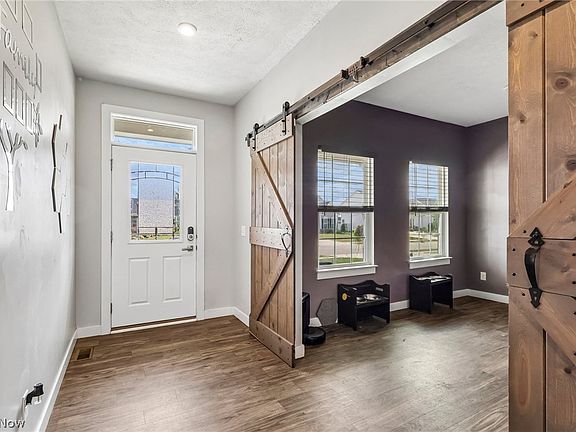 3rd image of 3207 Boettler St NE