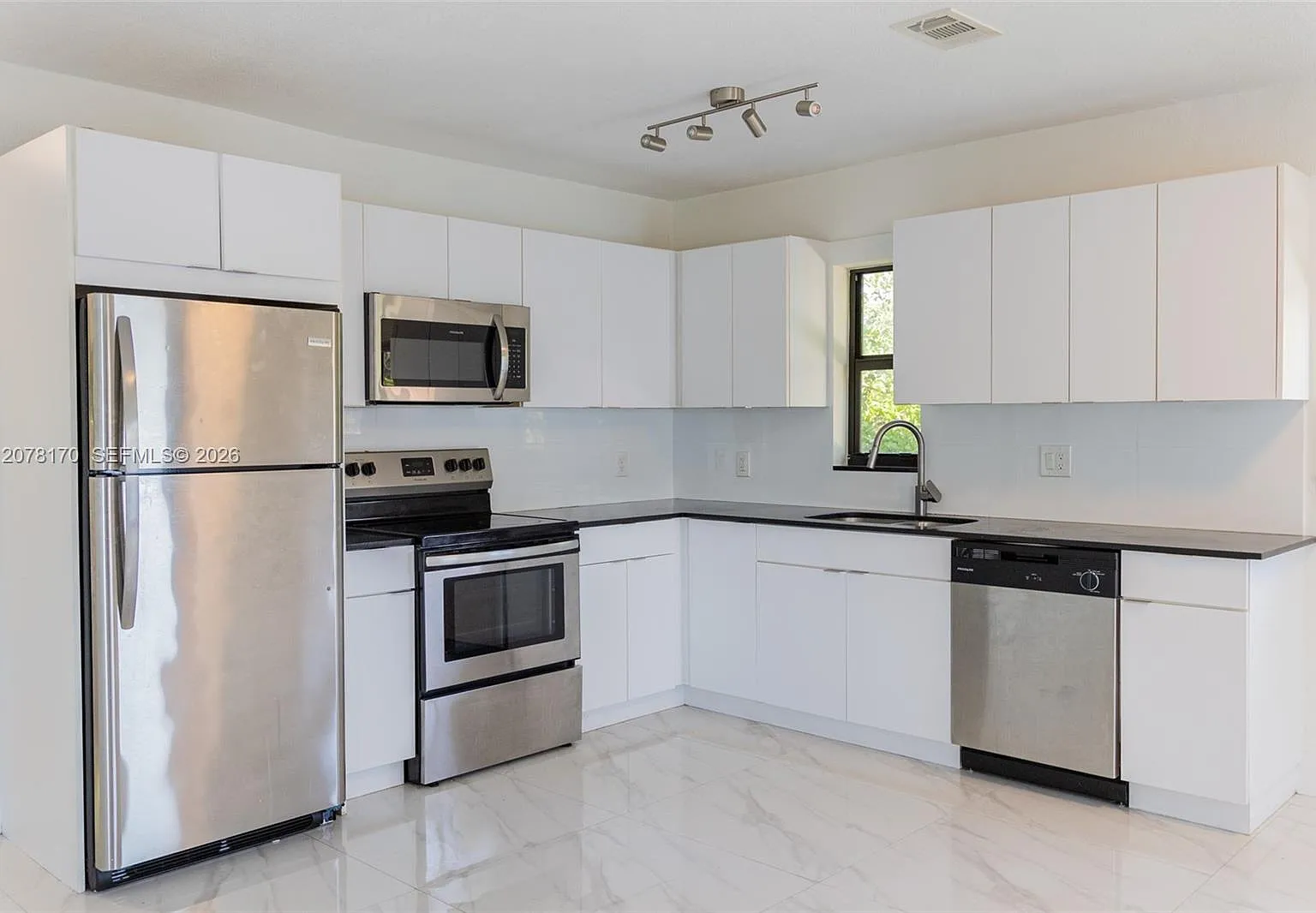 2 bed, 2.0 bath, 1000 sqft, $2,250 — Photo 2