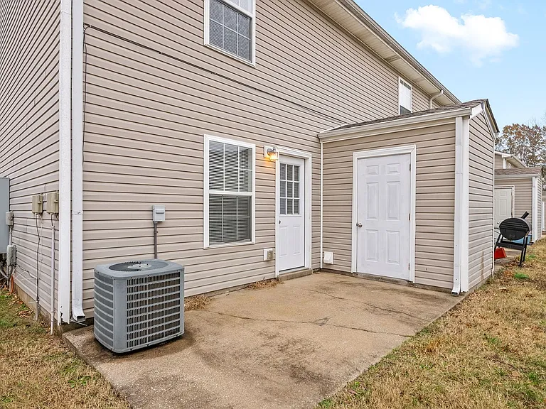 Executive Avenue-249 (x4) — Photo 24