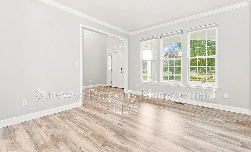 5 bed, 3.5 bath, 3800 sqft, $4,500 — Photo 3