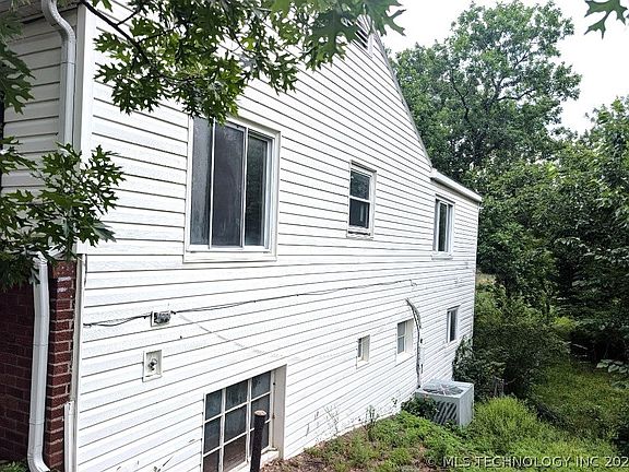4th image of 2076 Southview Ave