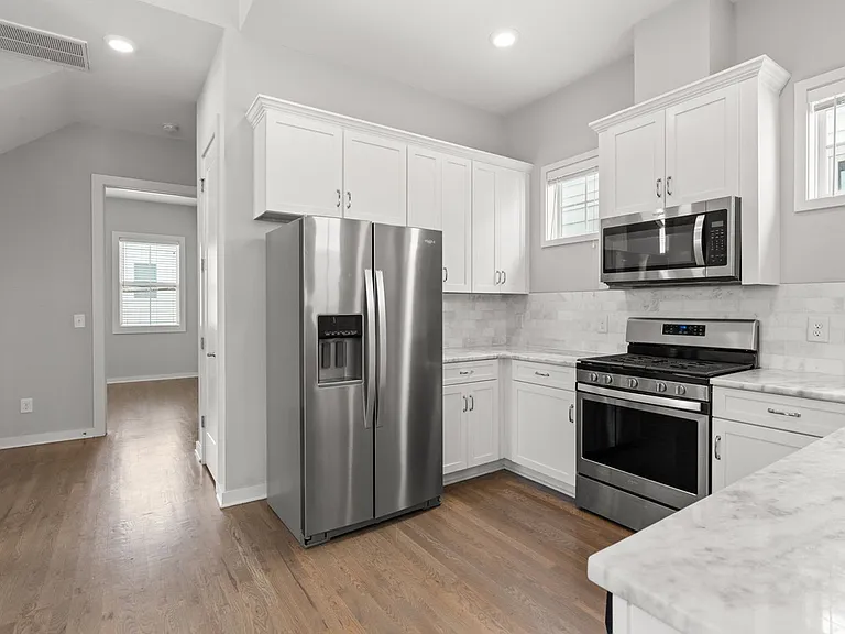 1034 Treaty Oaks Dr — Photo 1