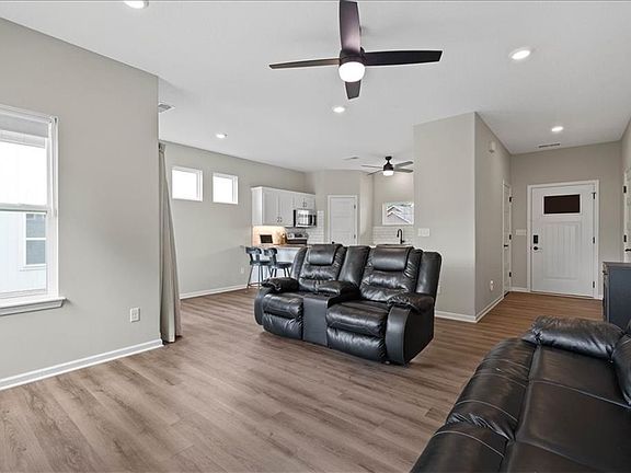 5th image of 407 NE Sycamore Ct