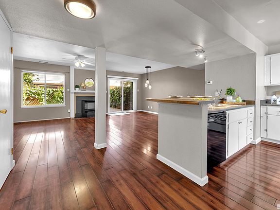 4th image of 1022 Bradley Sq
