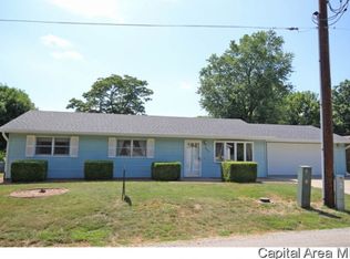 407 N 10th St, Riverton, IL 62561