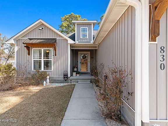 3rd image of 830 Village Point Road SW