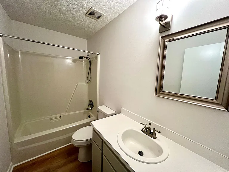 602 Picadilly Sq — Photo 10