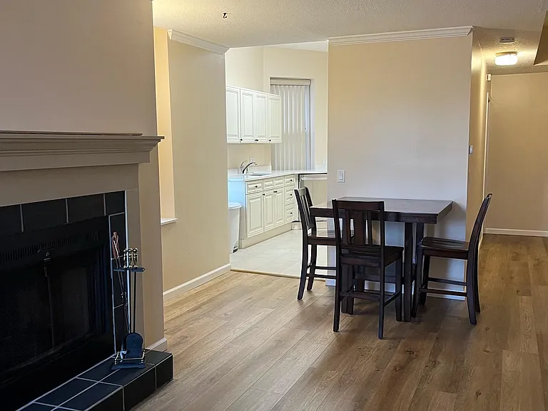 4319 Lindell Blvd #E — Photo 5