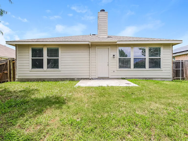 1112 Alexandria Dr — Photo 16